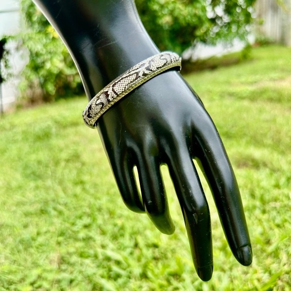 Sterling silver snake skin print, clasp bracelet and hoop earring set. - Picture 14 of 14